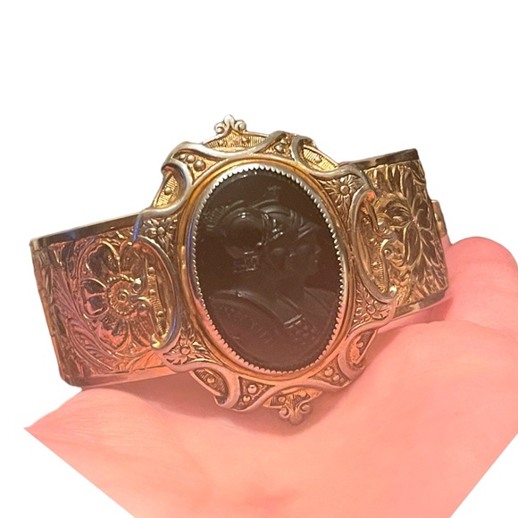 Stunning vintage Gold & silver finish plated flower etched TROJAN Cameo bangle - Picture 12 of 12
